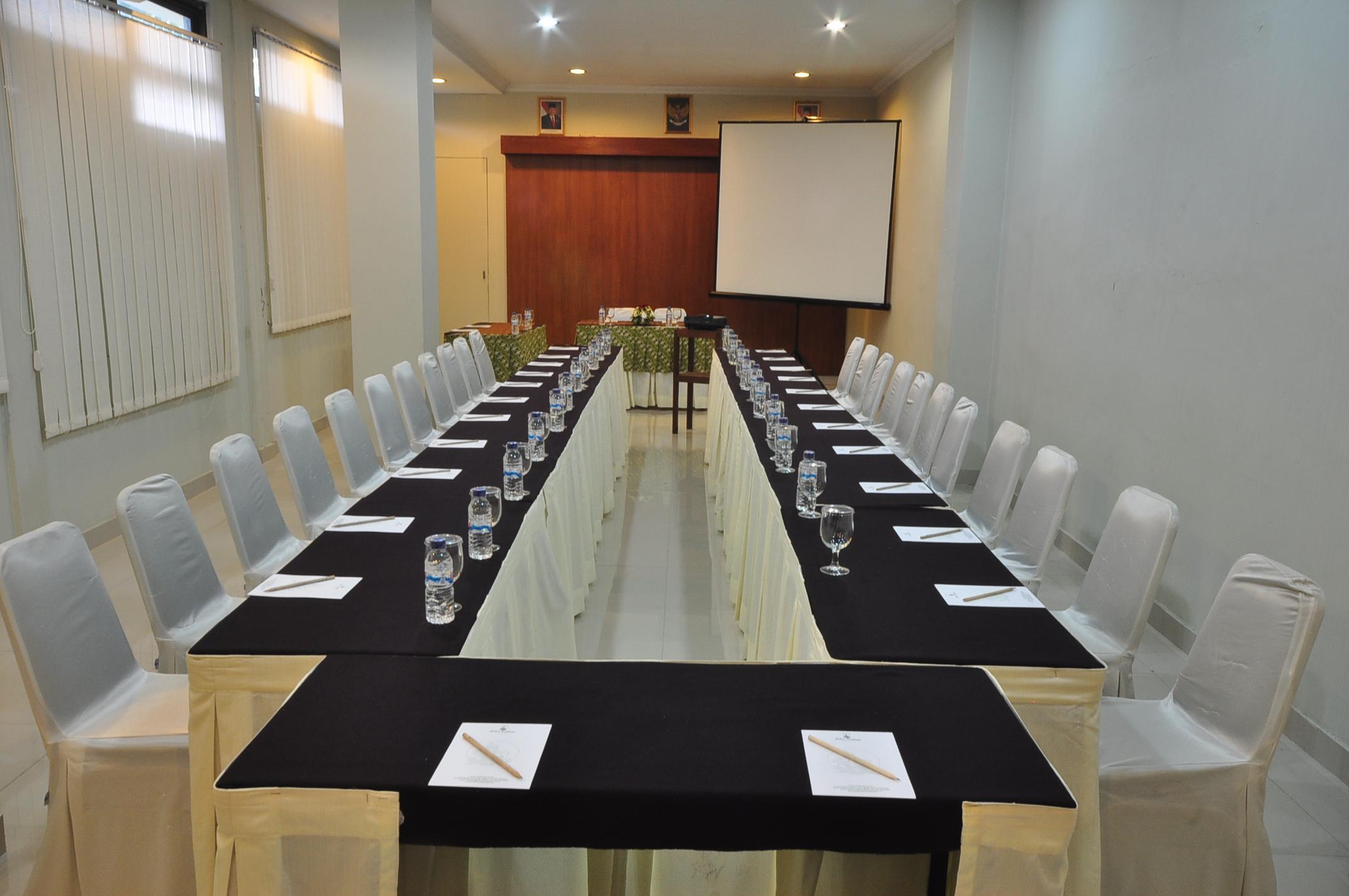 Cakra Kembang Hotel Kejayan Exterior photo