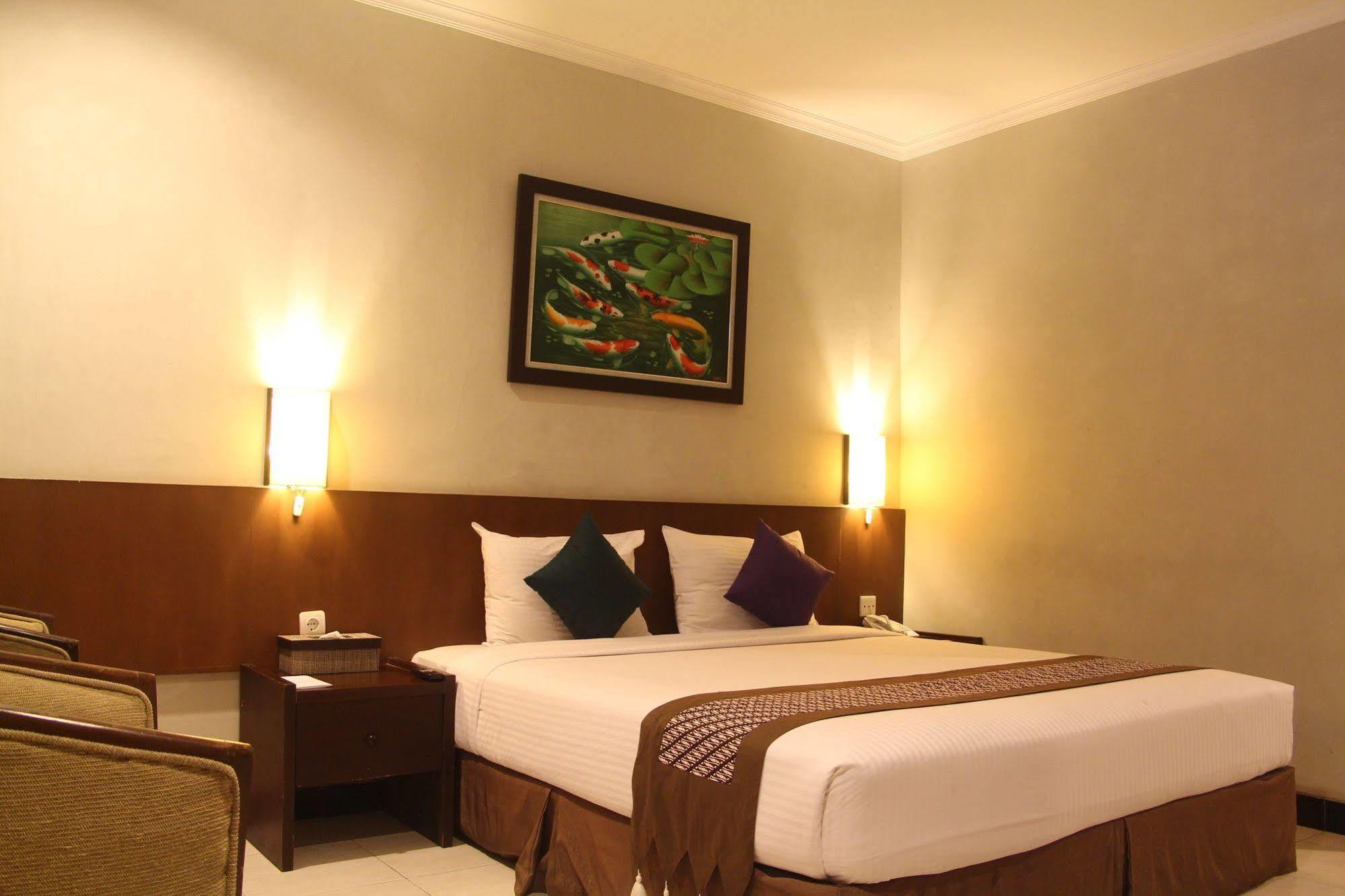 Cakra Kembang Hotel Kejayan Exterior photo